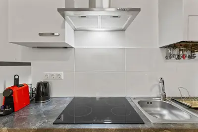 Küche/Küchenzeile in der Unterkunft 1 Bedroom Garden Apartment near Schönbrunn