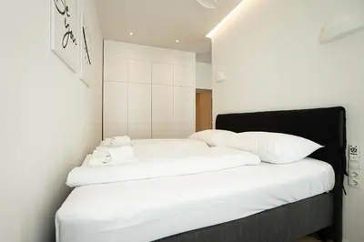 Ein Bett oder Betten in einem Zimmer der Unterkunft Posh studio with a king-size bed and modern design
