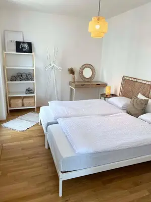 Ein Bett oder Betten in einem Zimmer der Unterkunft Donaublick Oasis: Stylische Wohnung