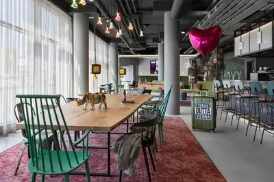 Ein Restaurant oder anderes Speiselokal in der Unterkunft Moxy Vienna City East