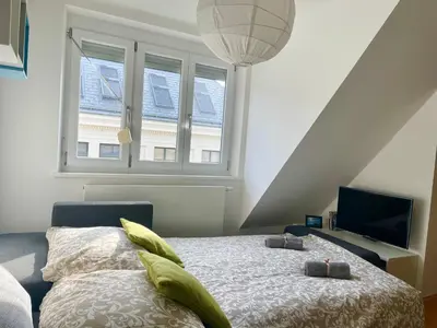 Ein Bett oder Betten in einem Zimmer der Unterkunft 60 m2 Central Rooftop Apartment with AC