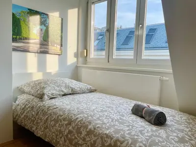 Ein Bett oder Betten in einem Zimmer der Unterkunft 60 m2 Central Rooftop Apartment with AC