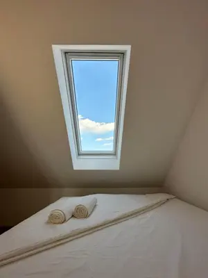 Ein Bett oder Betten in einem Zimmer der Unterkunft Contemporary Apartment with Stunning Views 20