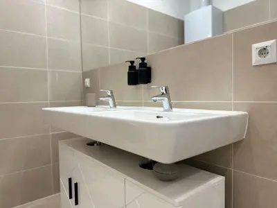 Ein Badezimmer in der Unterkunft Designer Apartment Near Main Station