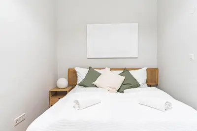 Ein Bett oder Betten in einem Zimmer der Unterkunft Spacious Apartments, 3 min to U1 Reumannplatz