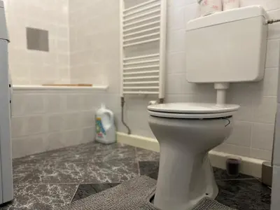 Ein Badezimmer in der Unterkunft Spacious Apartments, 3 min to U1 Reumannplatz
