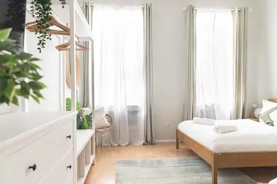 Ein Bett oder Betten in einem Zimmer der Unterkunft Spacious Apartments, 3 min to U1 Reumannplatz
