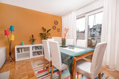 Ein Sitzbereich in der Unterkunft City - Balkon - WorkSpace - Waschmaschine - U2 & U4