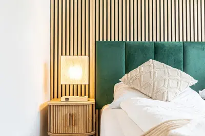 Ein Bett oder Betten in einem Zimmer der Unterkunft Chic 1BR and 1LR with Kingbed, 9 min to City Center via Metro