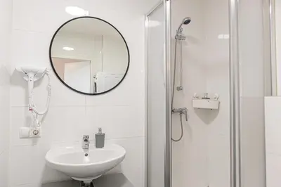 Ein Badezimmer in der Unterkunft Chic 1BR and 1LR with Kingbed, 9 min to City Center via Metro