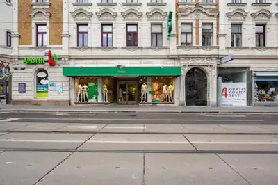 Ein Supermarkt oder andere Läden im Privatzimmer oder in der Nähe