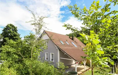 Das Gebäude in dem sich das Ferienhaus befindet