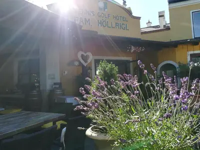 Ein Garten an der Unterkunft Tennis Golf Hotel Höllrigl