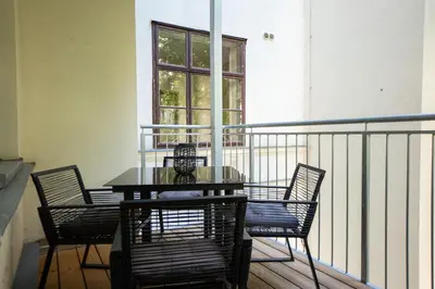 Ein Balkon oder eine Terrasse in der Unterkunft 42 m2 central bright apartment with a terrace