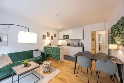 Küche/Küchenzeile in der Unterkunft Modern City Center Apartment