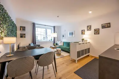 Ein Sitzbereich in der Unterkunft Modern City Center Apartment