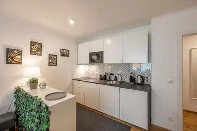 Küche/Küchenzeile in der Unterkunft Modern City Center Apartment