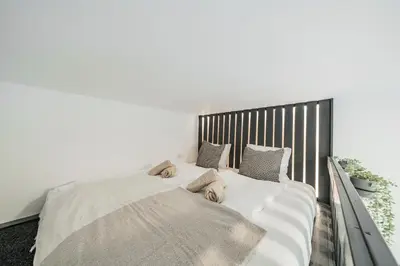 Ein Bett oder Betten in einem Zimmer der Unterkunft Chic Central City Rooms by Home2