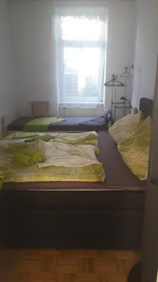 Ein Bett oder Betten in einem Zimmer der Unterkunft Nette Altbauwohnung nur 10 min von der City