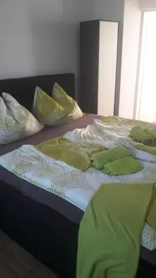 Ein Bett oder Betten in einem Zimmer der Unterkunft Nette Altbauwohnung nur 10 min von der City