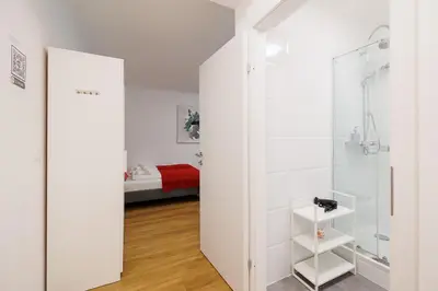 Ein Badezimmer in der Unterkunft Modern City Apartment