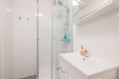 Ein Badezimmer in der Unterkunft Modern City Apartment