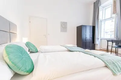 Ein Bett oder Betten in einem Zimmer der Unterkunft Comfortable 2BR Apt for 5, Near Wiener Stadthalle