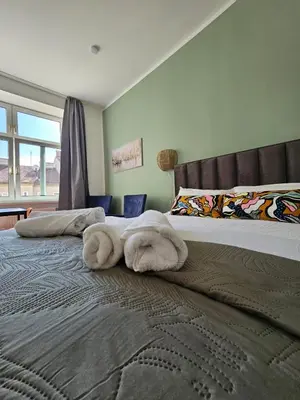 Ein Bett oder Betten in einem Zimmer der Unterkunft Exklusiv-Suite 10 min to Center