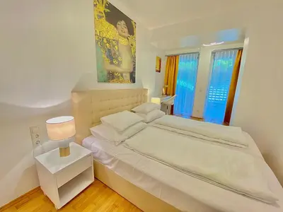 Ein Bett oder Betten in einem Zimmer der Unterkunft Pelikan Apartments