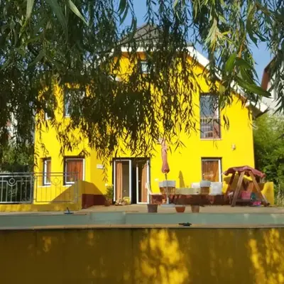 Expedia WALTZ and CASTLES Sissi's HOME Metro UBahn U3 City Nähe kids pets
