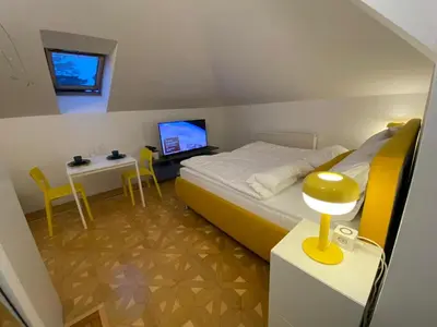 Ein Bett oder Betten in einem Zimmer der Unterkunft Small but Charming-Yellow Appartement