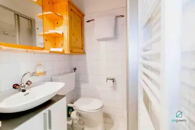 Ein Badezimmer in der Unterkunft Retro chic - charming apartment near Augarten