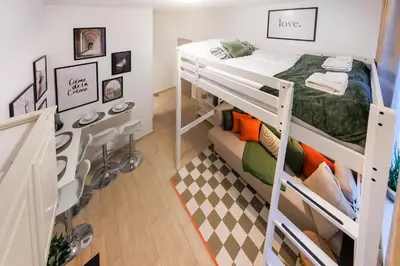 Ein Bett oder Betten in einem Zimmer der Unterkunft Market compact retreat