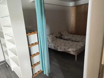 Ein Bett oder Betten in einem Zimmer der Unterkunft Erdgeschoss Wohnung nahe Flughafen