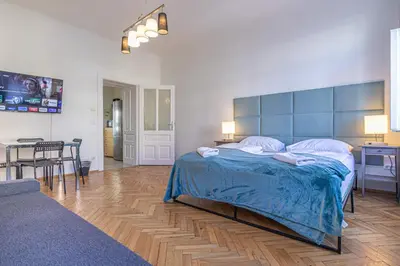 Grundriss der Unterkunft City Chic: Spacious 2 BR Hideaway with Local Flair