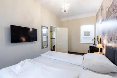 Ein Bett oder Betten in einem Zimmer der Unterkunft Luxury 2 bedroom apartment with king-size beds