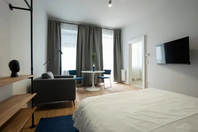TV/Unterhaltungsangebot in der Unterkunft Contemporary apartment with a balcony.