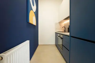 Küche/Küchenzeile in der Unterkunft Contemporary apartment with a balcony.