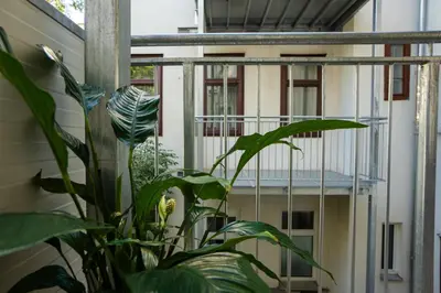 Ein Balkon oder eine Terrasse in der Unterkunft Contemporary apartment with a balcony.