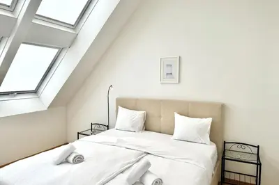 Ein Bett oder Betten in einem Zimmer der Unterkunft Spacious Penthouse in Favoriten