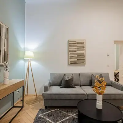 Charming APT perfect for 4-6 tram