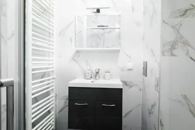 Ein Badezimmer in der Unterkunft Royal-Haven Apartment
