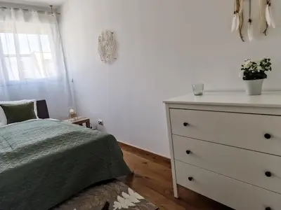 Ein Bett oder Betten in einem Zimmer der Unterkunft Newly renovated 3 bedroom Apartment with AC and bath tub