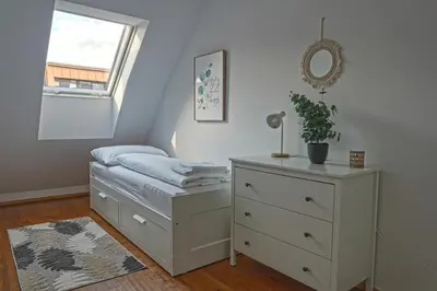Ein Bett oder Betten in einem Zimmer der Unterkunft Newly renovated 3 bedroom Apartment with AC and bath tub