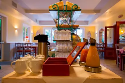Ein Restaurant oder anderes Speiselokal in der Unterkunft Hotel Elia