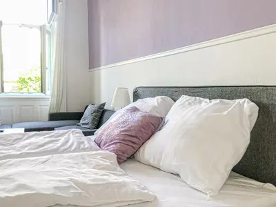 Ein Bett oder Betten in einem Zimmer der Unterkunft Vibrant 3BR near AKH Hospital - Perfect for Groups