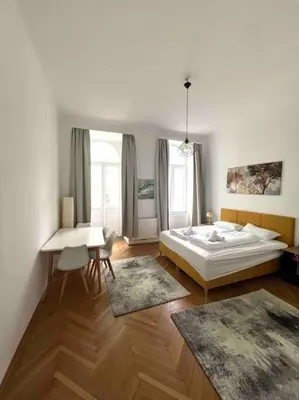 Ein Bett oder Betten in einem Zimmer der Unterkunft Authentic 2-bedroom apartment