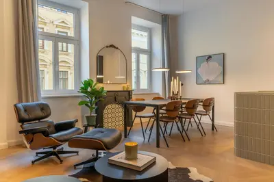 Ein Sitzbereich in der Unterkunft josef's home I Moderne Deluxe Suite am Augarten