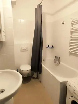 Ein Badezimmer in der Unterkunft pretty apartment next to metro station