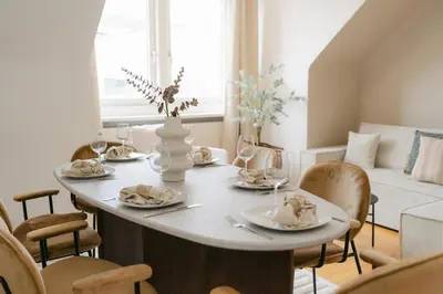 Ein Sitzbereich in der Unterkunft Comfy APT for 4-6, 5 min to center, metro & free parking